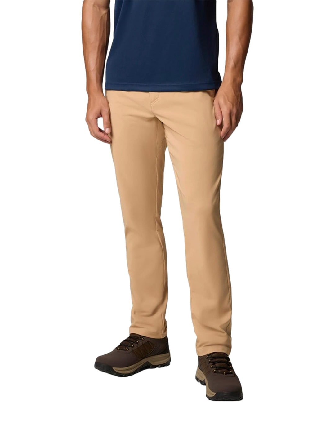 Hombre vistiendo pantalones tipo chino color beige de la marca Columbia.