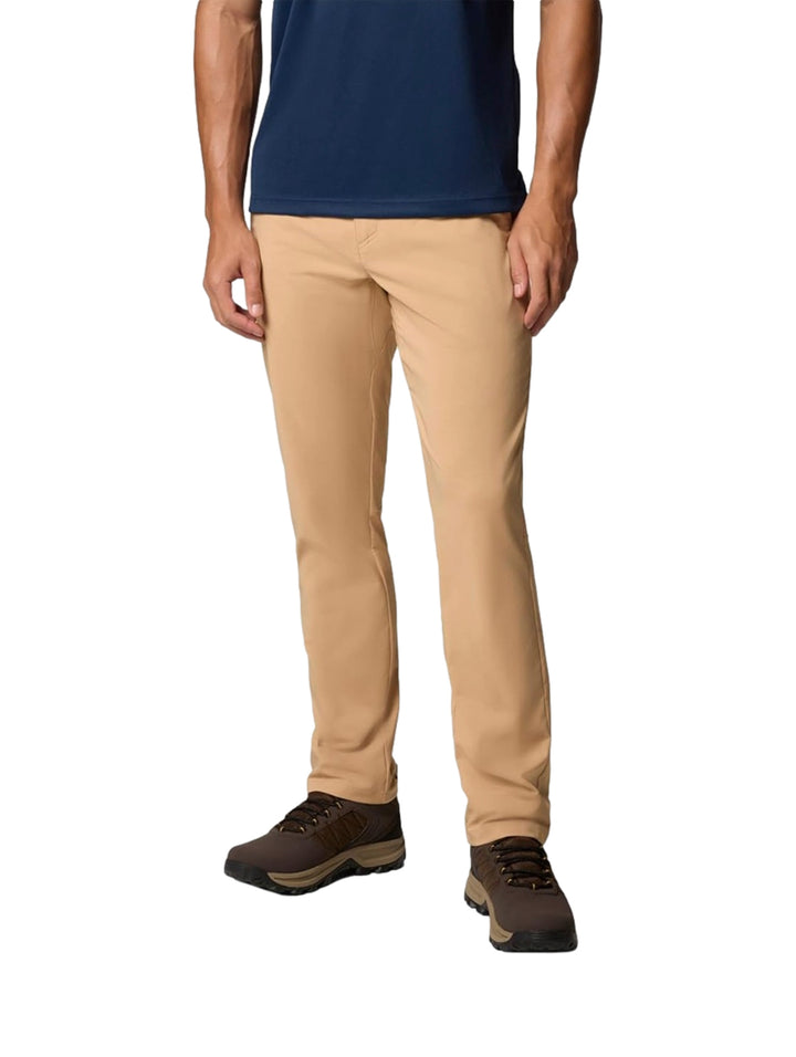 Hombre vistiendo pantalones tipo chino color beige de la marca Columbia.