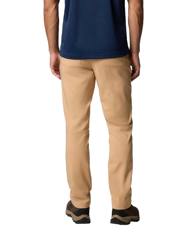 Hombre vistiendo pantalones tipo chino color beige de la marca Columbia.
