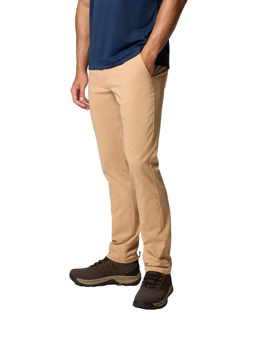 Hombre vistiendo pantalones tipo chino color beige de la marca Columbia.
