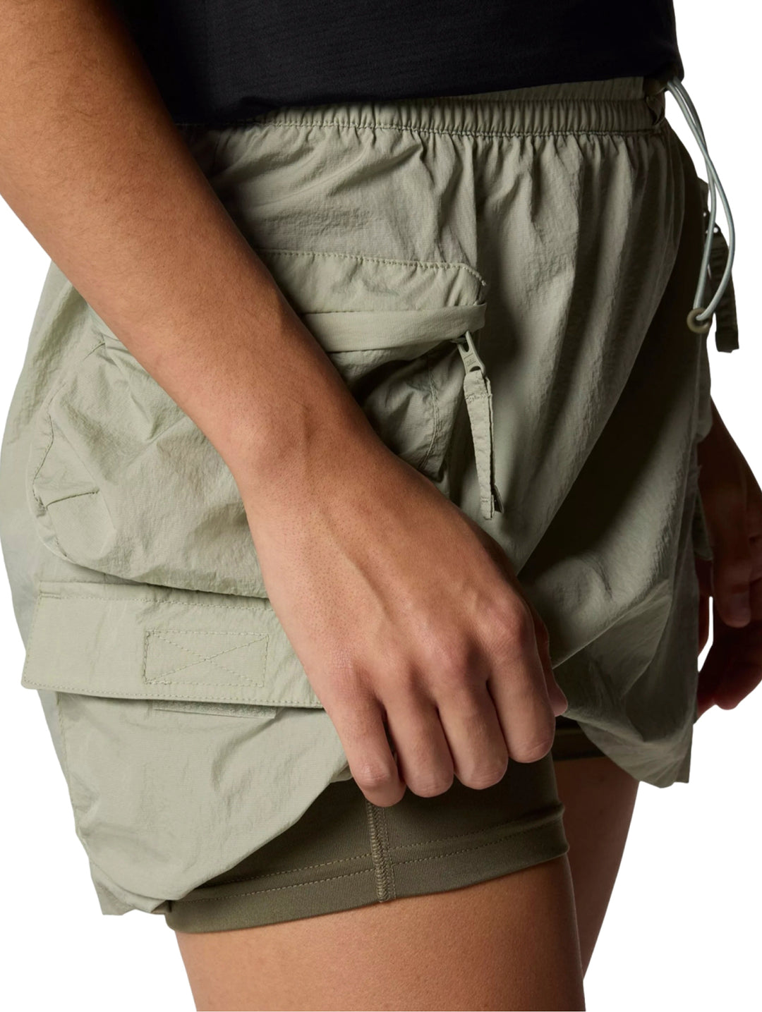 Mujer vistiendo una falda cargo color verde safari con bolsillos laterales y cintura elástica.