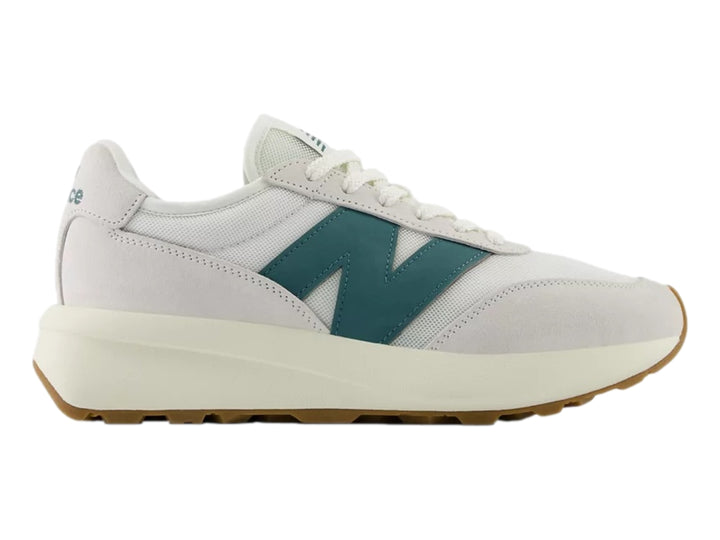 Tenis New Balance blancos con logo verde azulado y suela de goma color café.