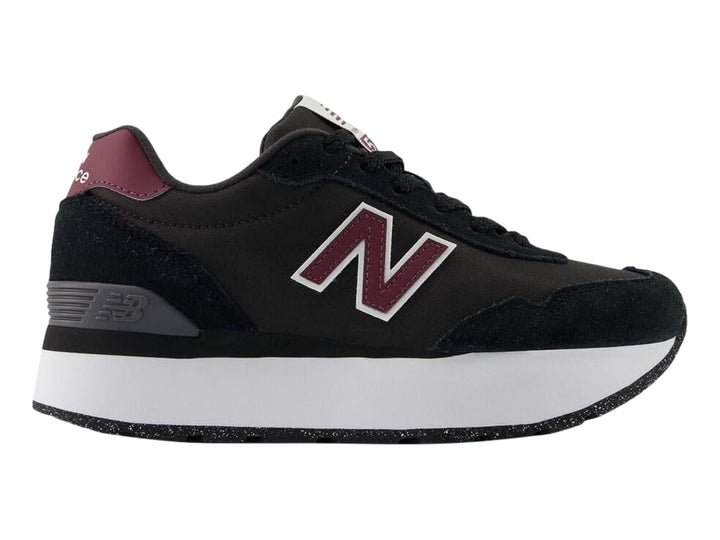 Tenis New Balance negros con suela blanca de plataforma y detalles en color vino.
