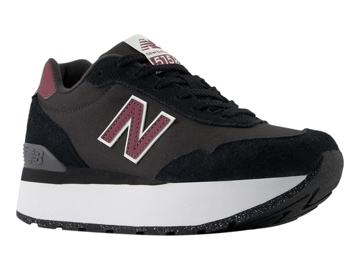 Tenis New Balance negros con suela blanca de plataforma y detalles en color vino.