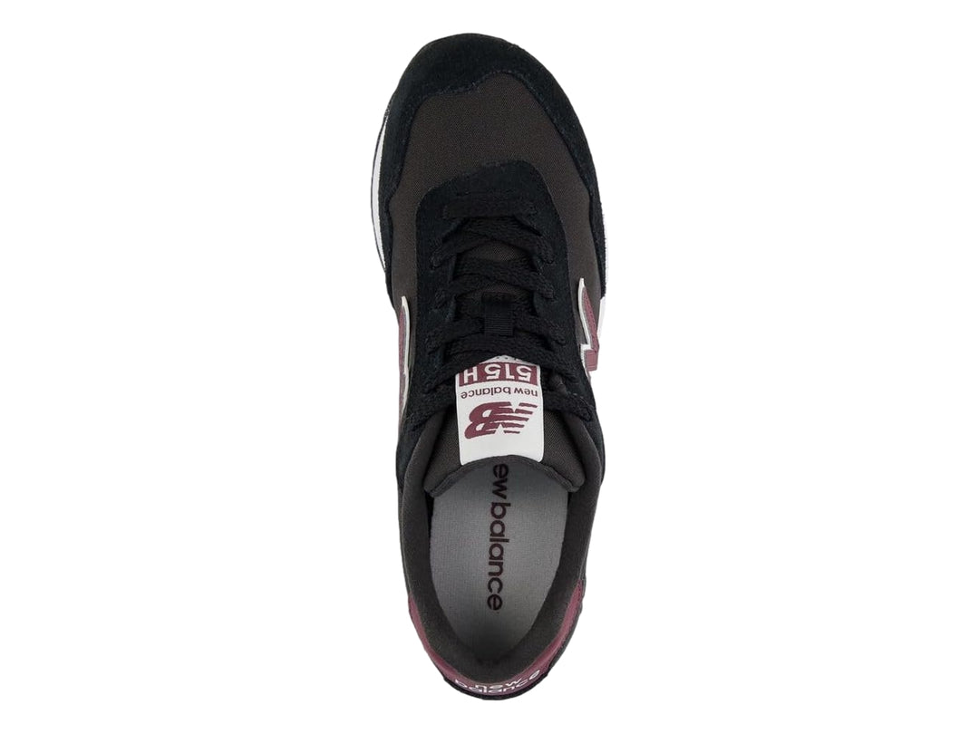 Tenis New Balance negros con suela blanca de plataforma y detalles en color vino.