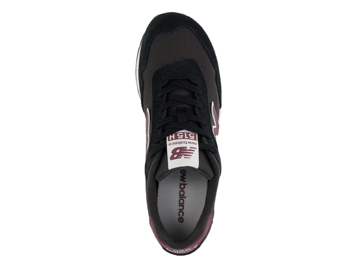Tenis New Balance negros con suela blanca de plataforma y detalles en color vino.