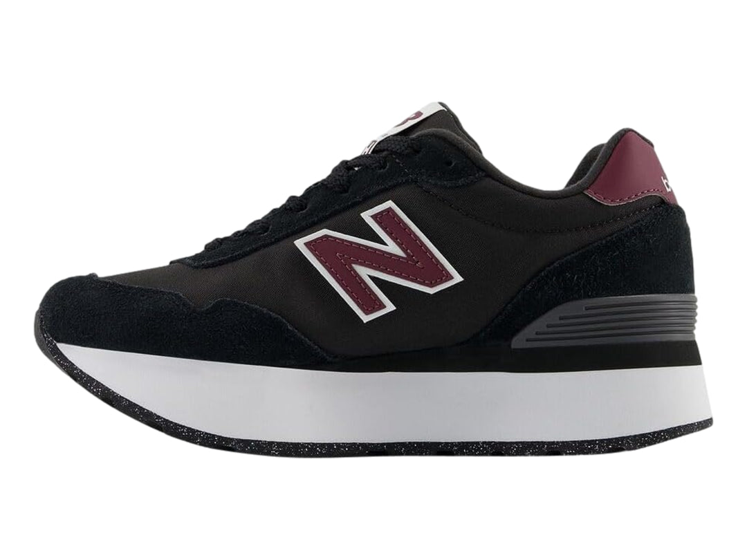 Tenis New Balance negros con suela blanca de plataforma y detalles en color vino.