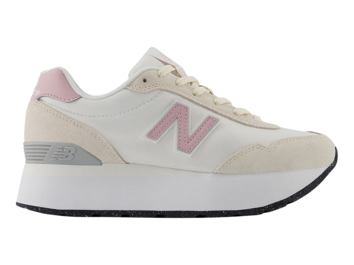 Tenis New Balance WL 515H en color blanco y rosa con suela de plataforma blanca y base negra.