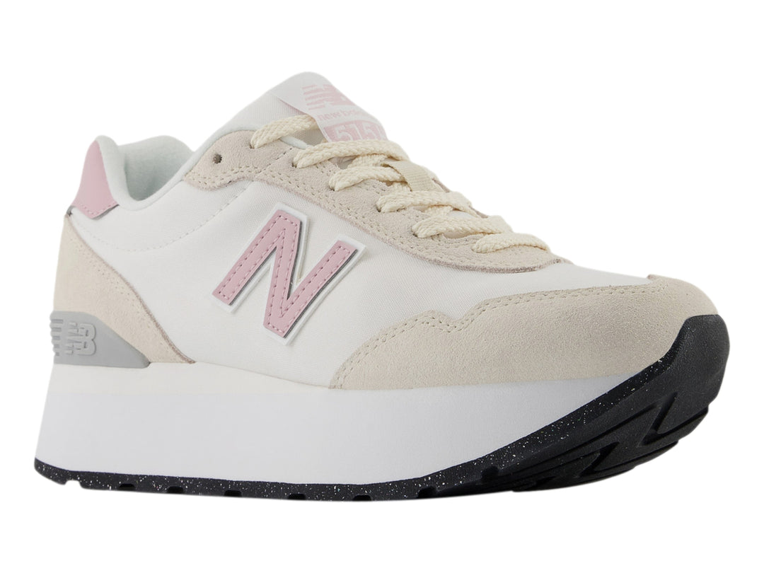 Tenis New Balance WL 515H en color blanco y rosa con suela de plataforma blanca y base negra.