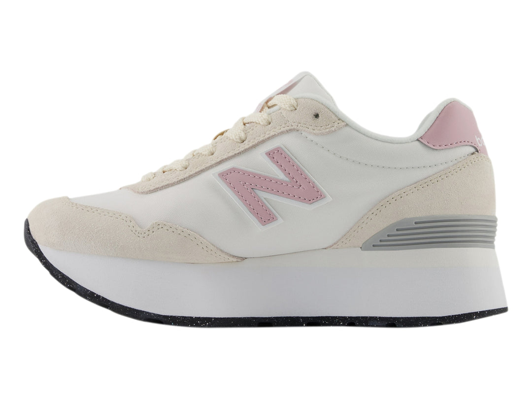 Tenis New Balance WL 515H en color blanco y rosa con suela de plataforma blanca y base negra.