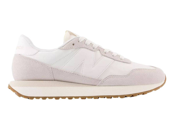 Tenis New Balance modelo 237 color blanco con detalles en gamuza y suela de goma café.