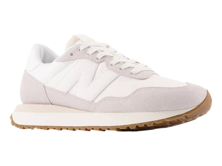 Tenis New Balance modelo 237 color blanco con detalles en gamuza y suela de goma café.