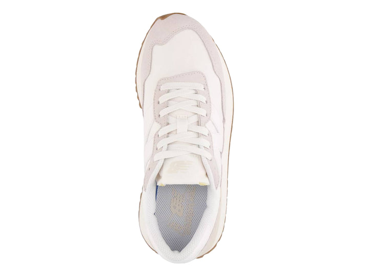 Tenis New Balance modelo 237 color blanco con detalles en gamuza y suela de goma café.