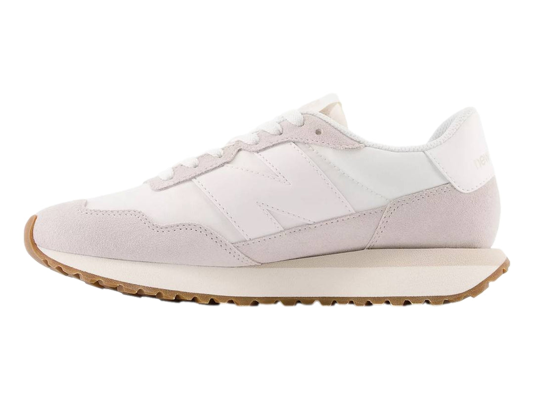 Tenis New Balance modelo 237 color blanco con detalles en gamuza y suela de goma café.