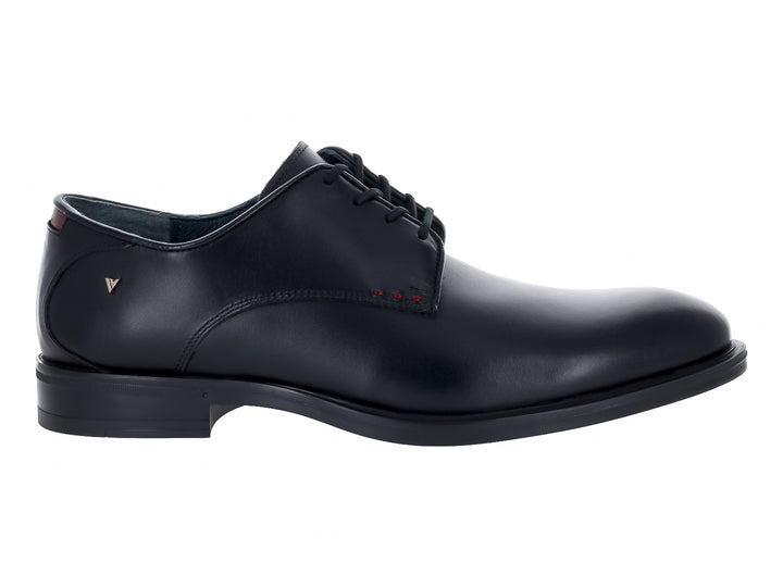 Zapato formal negro para hombre con agujetas y acabado brillante.