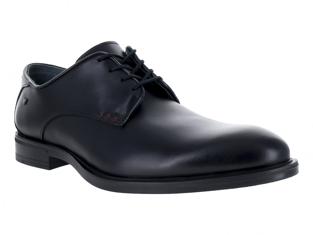 Zapato formal negro para hombre con agujetas y acabado brillante.