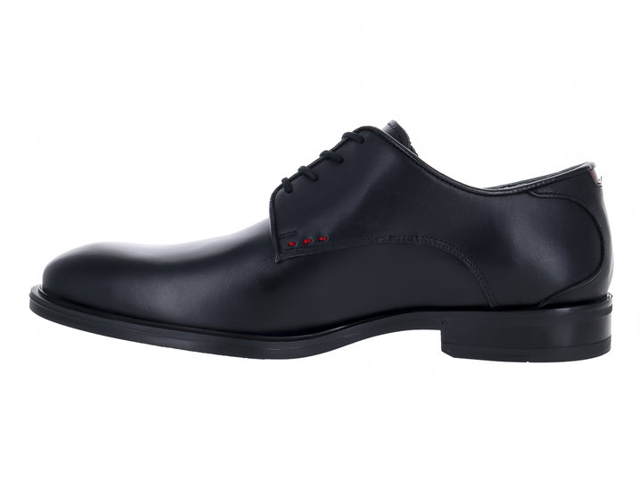 Zapato formal negro para hombre con agujetas y acabado brillante.
