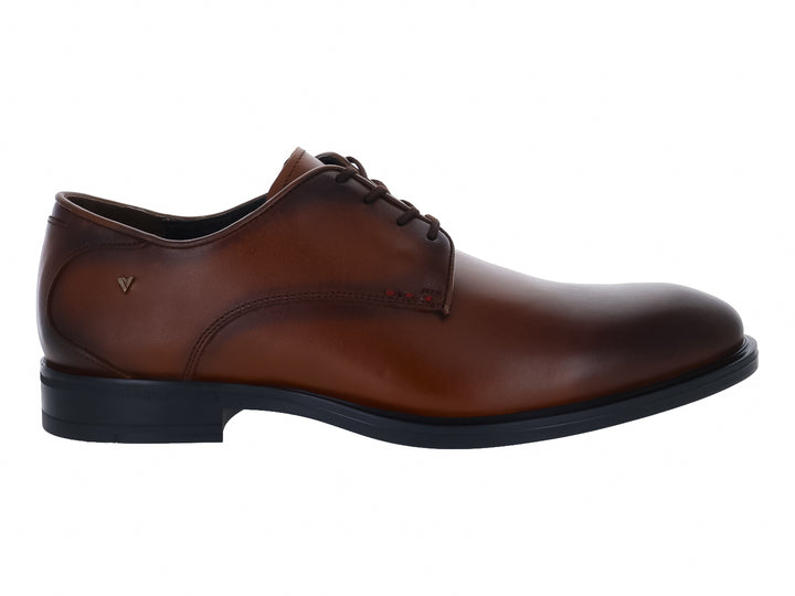 Zapato formal para hombre estilo Oxford en color nuez con cordones y suela negra.