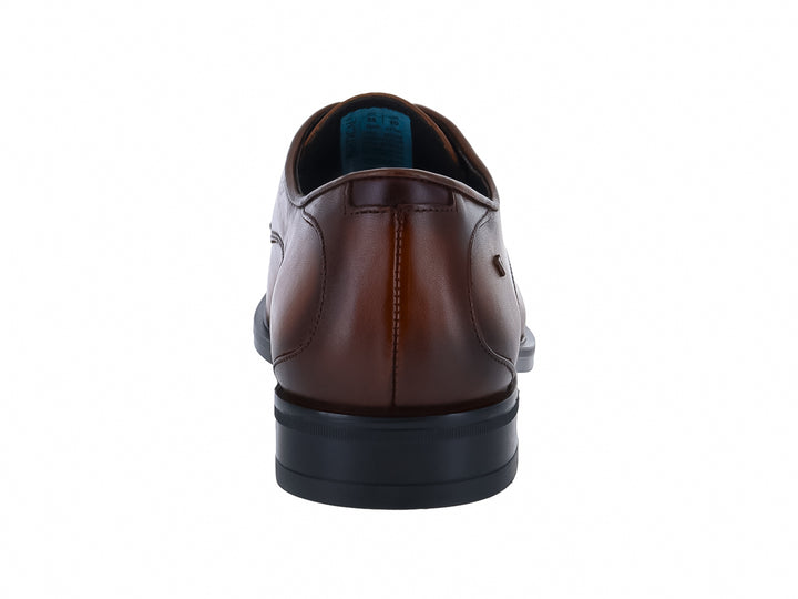 Zapato formal para hombre estilo Oxford en color nuez con cordones y suela negra.