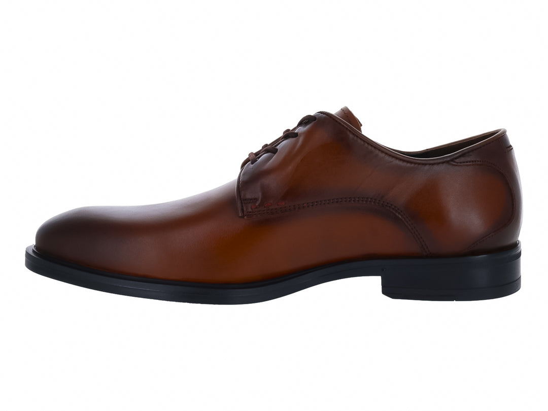 Zapato formal para hombre estilo Oxford en color nuez con cordones y suela negra.