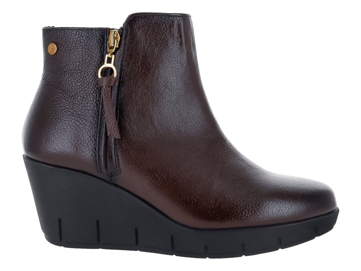 Bota de piel color castaño con plataforma negra y cierre lateral dorado.