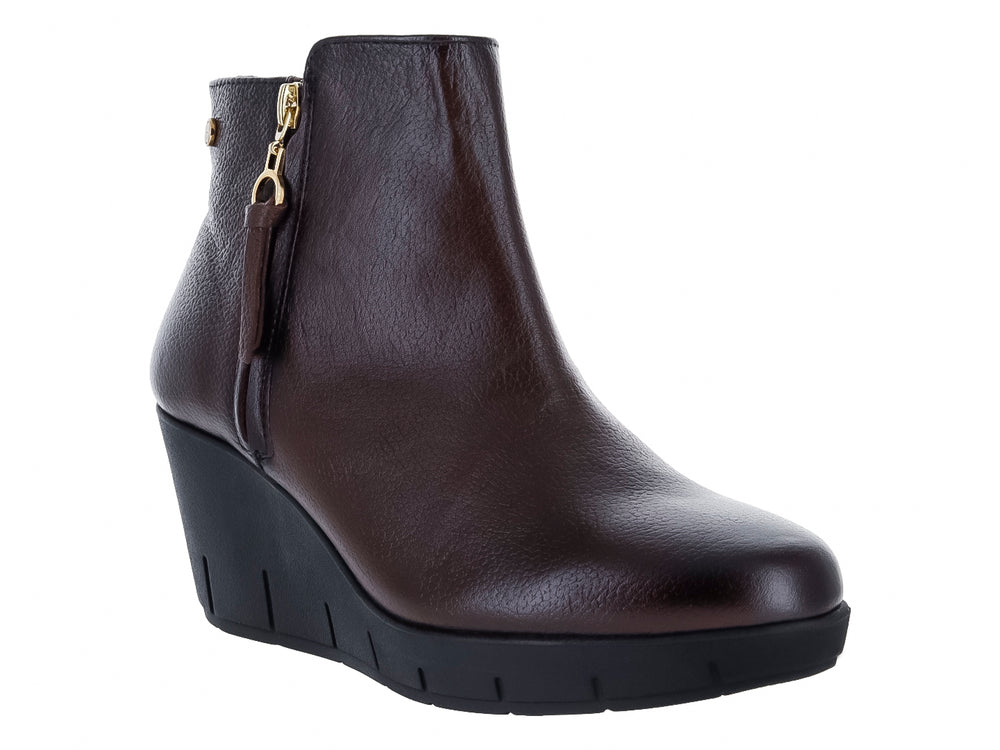 Bota de piel color castaño con plataforma negra y cierre lateral dorado.