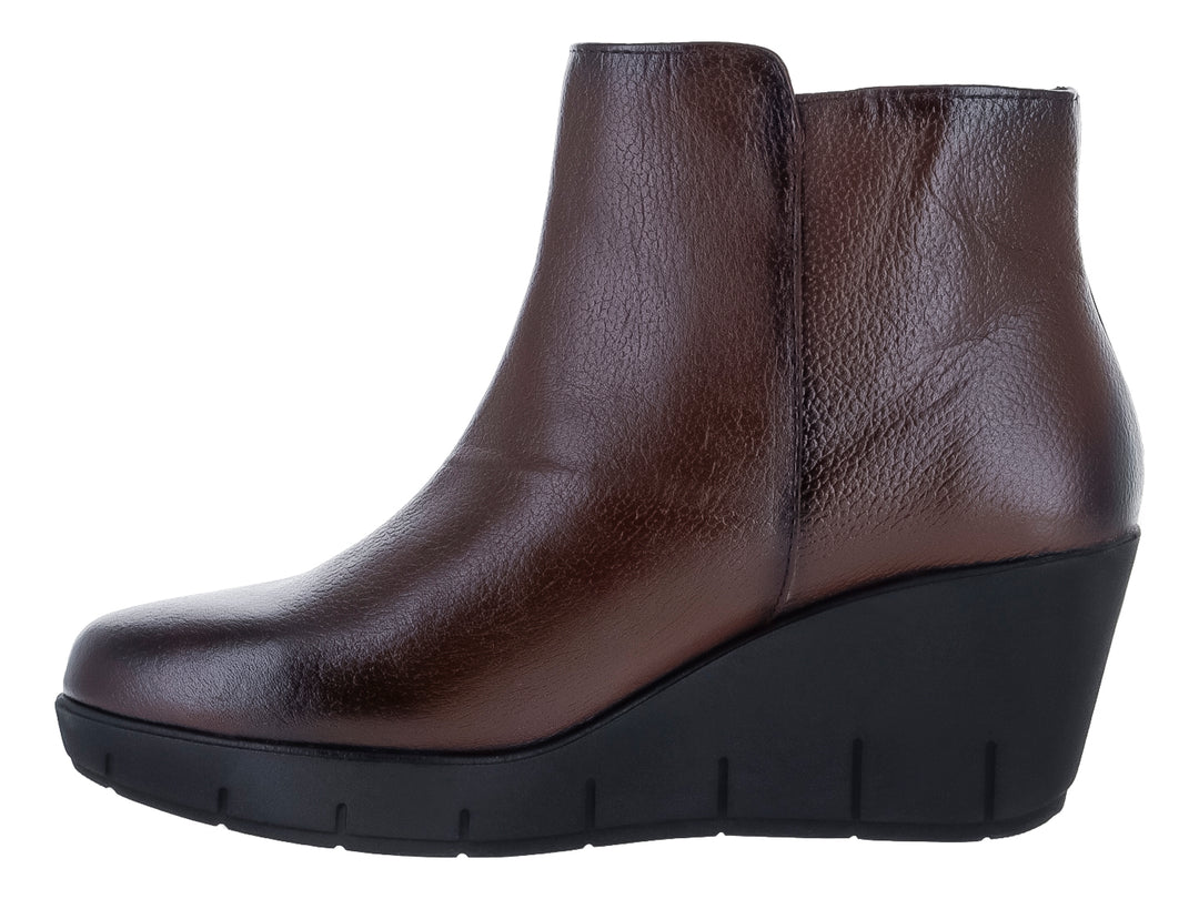 Bota de piel color castaño con plataforma negra y cierre lateral dorado.