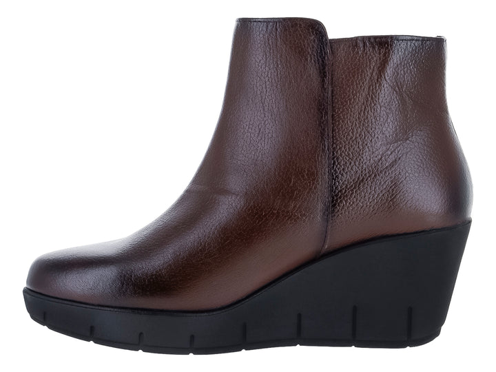 Bota de piel color castaño con plataforma negra y cierre lateral dorado.