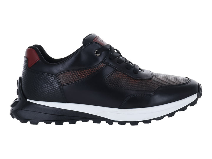 Tenis casuales color negro con detalles en textura de piel de serpiente y suela blanca.
