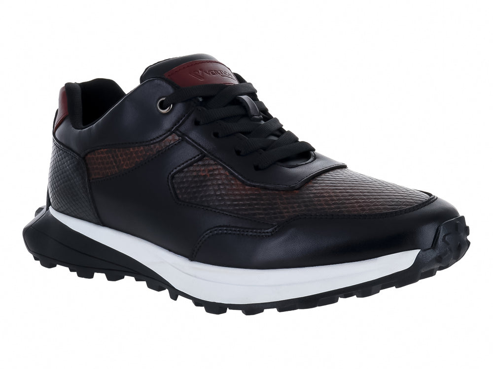 Tenis casuales color negro con detalles en textura de piel de serpiente y suela blanca.