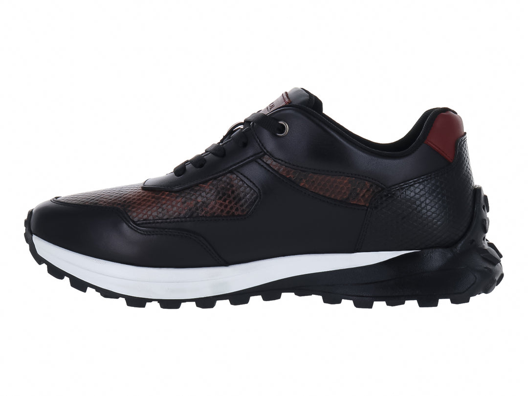 Tenis casuales color negro con detalles en textura de piel de serpiente y suela blanca.