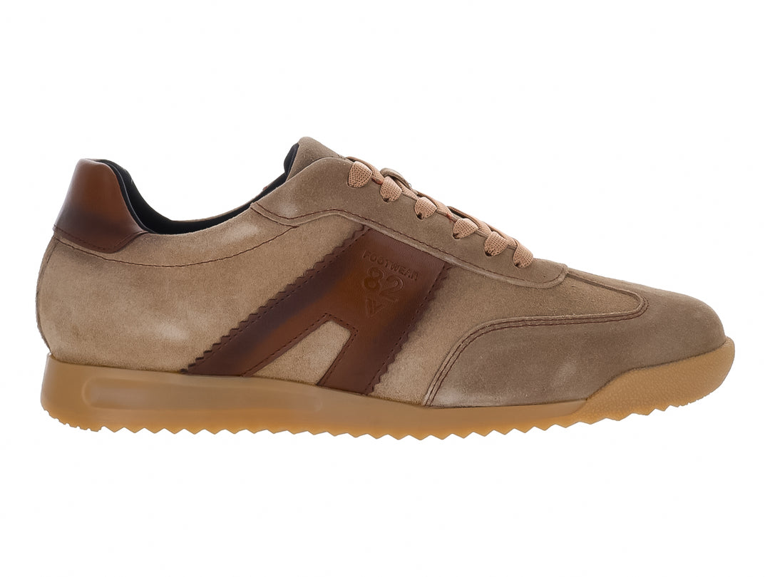 Zapato casual VERTICAL modelo 5720 en gamuza color café con detalles en marrón oscuro y suela dentada.