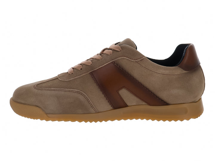 Zapato casual VERTICAL modelo 5720 en gamuza color café con detalles en marrón oscuro y suela dentada.