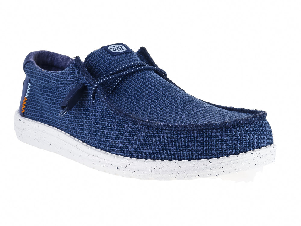 Zapato plano Hey Dude Wally Sport Mesh en color navy con suela blanca moteada y detalles en naranja.