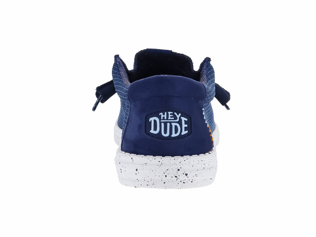 Zapato plano Hey Dude Wally Sport Mesh en color navy con suela blanca moteada y detalles en naranja.