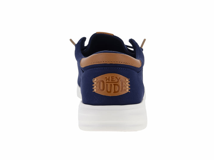 Zapato casual Hey Dude color azul marino con suela blanca y detalles en café.