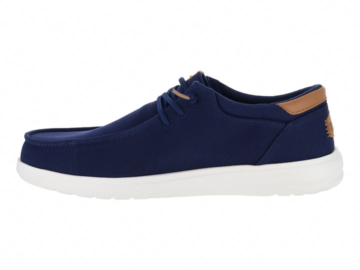 Zapato casual Hey Dude color azul marino con suela blanca y detalles en café.