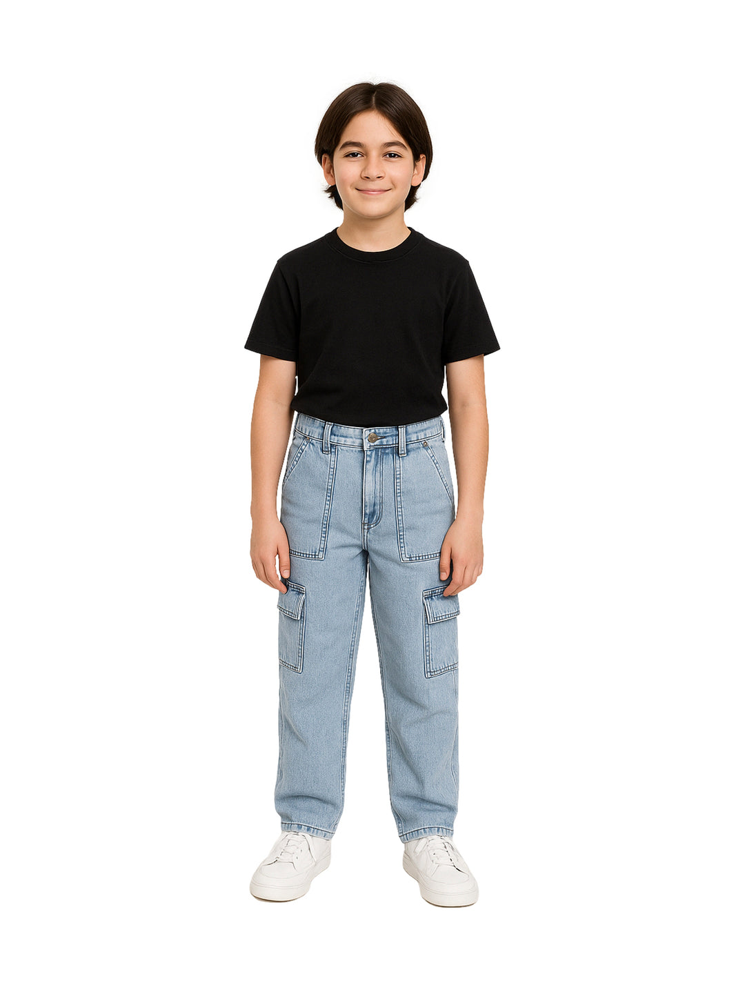 Niño vistiendo pantalón de mezclilla azul claro estilo cargo con bolsillos laterales.