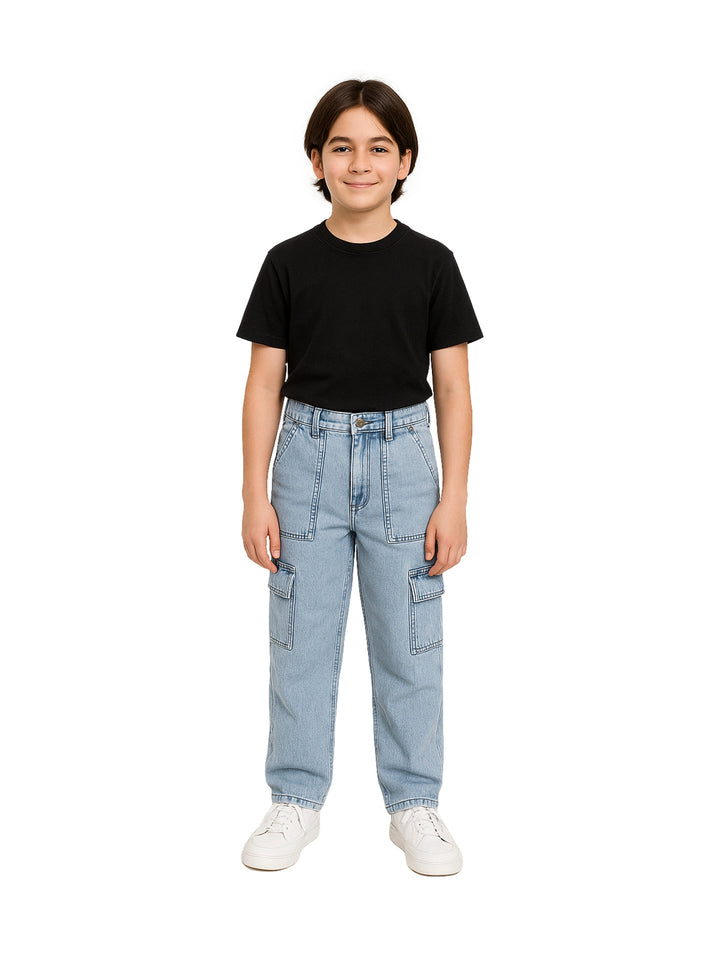 Niño vistiendo pantalón de mezclilla azul claro estilo cargo con bolsillos laterales.