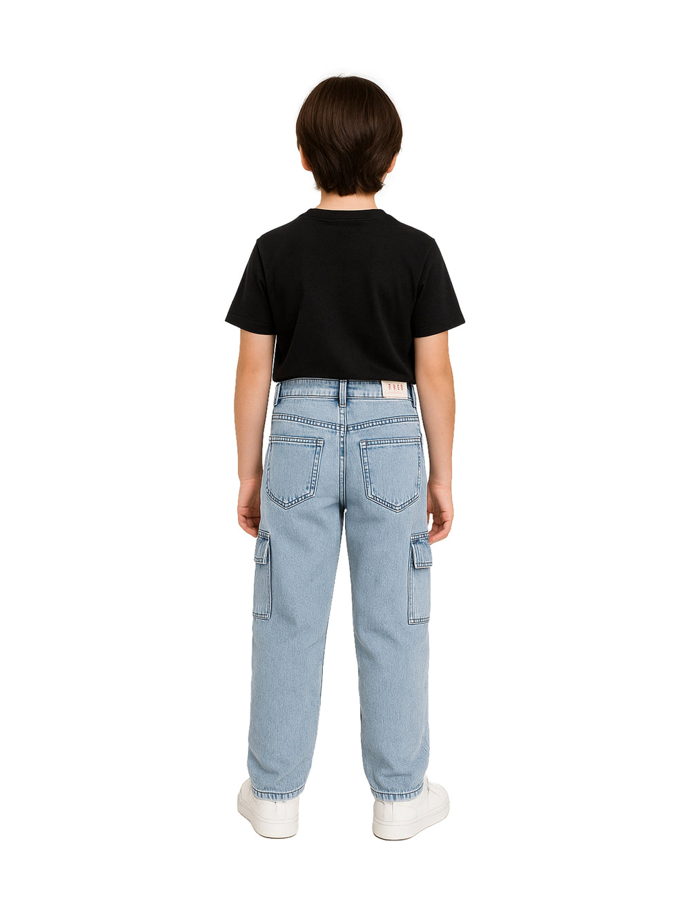 Niño vistiendo pantalón de mezclilla azul claro estilo cargo con bolsillos laterales.