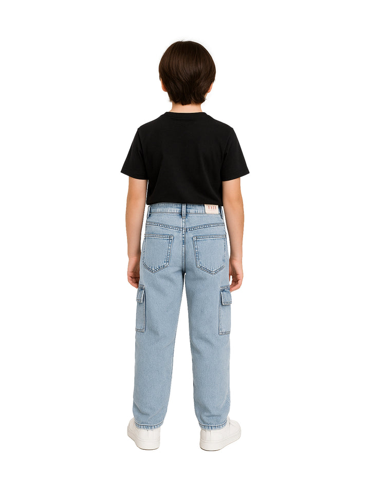 Niño vistiendo pantalón de mezclilla azul claro estilo cargo con bolsillos laterales.