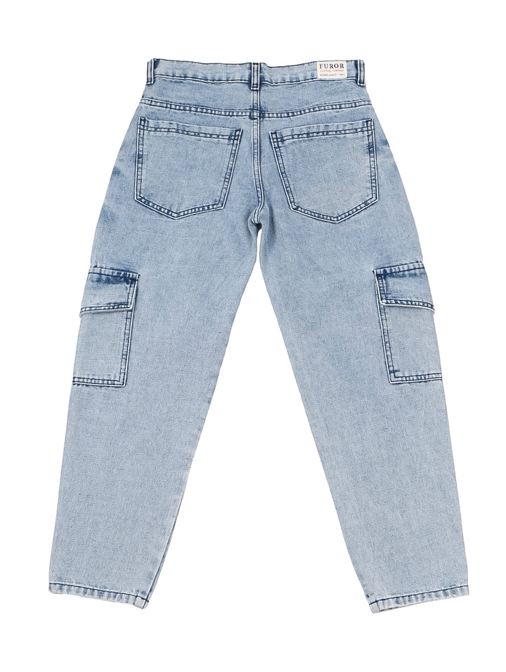 Niño vistiendo pantalón de mezclilla azul claro estilo cargo con bolsillos laterales.