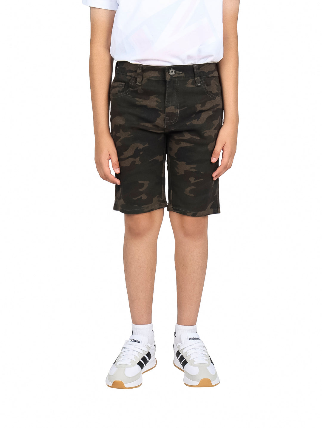 Bermuda de camuflaje color verde militar para niño con diseño casual y ajuste regular.