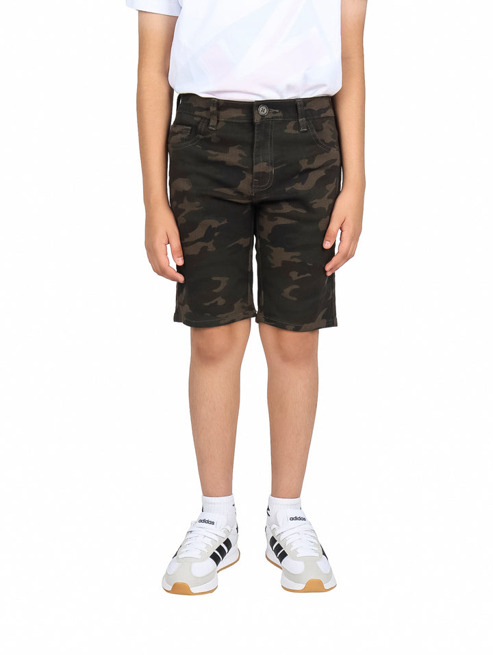 Bermuda de camuflaje color verde militar para niño con diseño casual y ajuste regular.