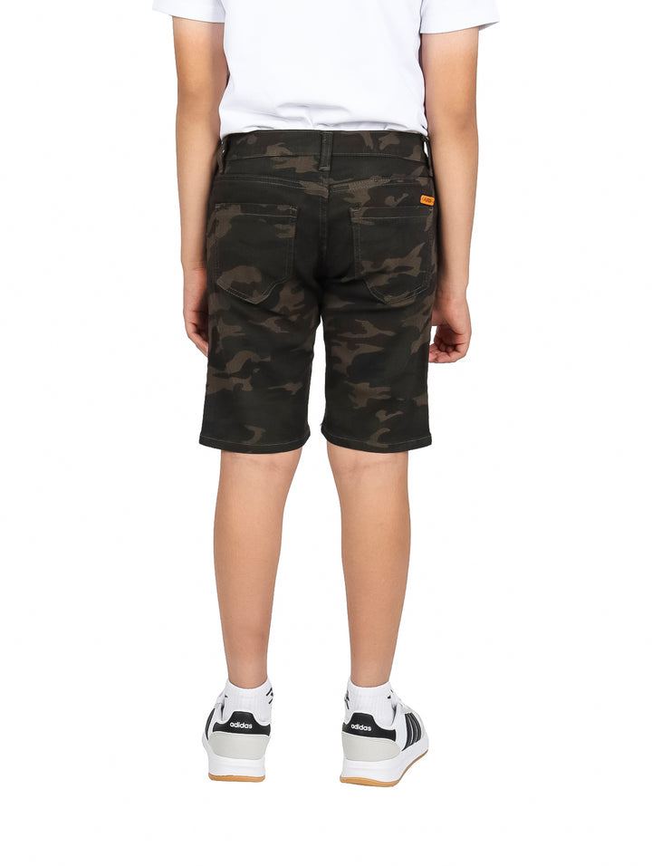 Bermuda de camuflaje color verde militar para niño con diseño casual y ajuste regular.