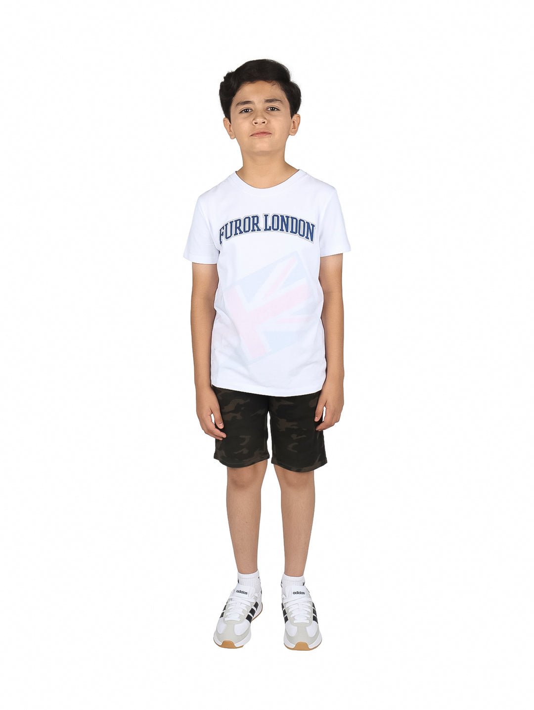 Bermuda de camuflaje color verde militar para niño con diseño casual y ajuste regular.