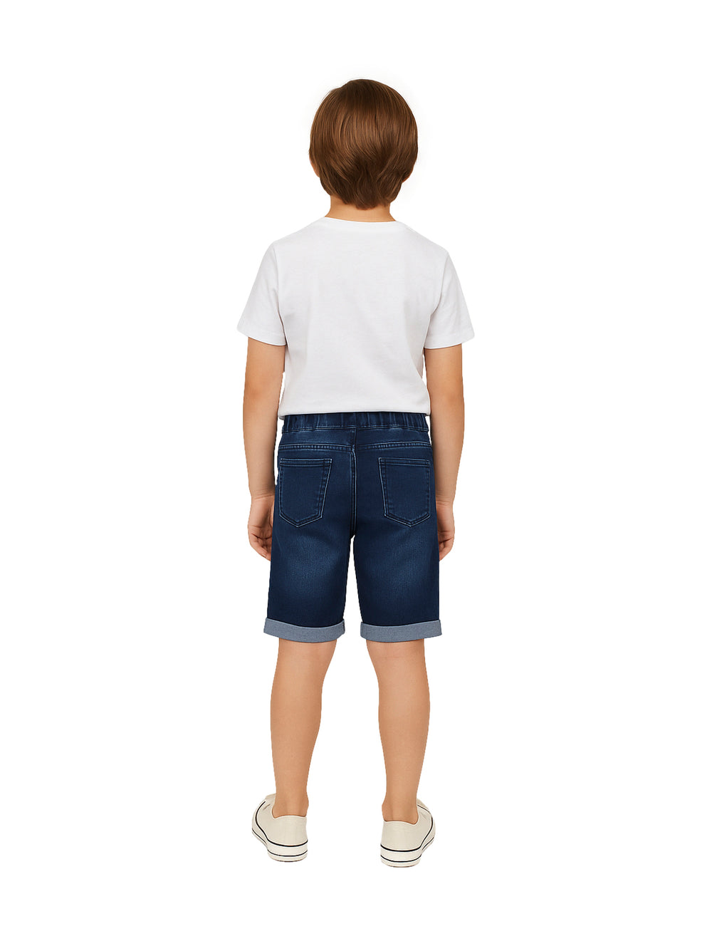 Niño vistiendo shorts de mezclilla azul con cintura elástica y dobles en el ruedo.