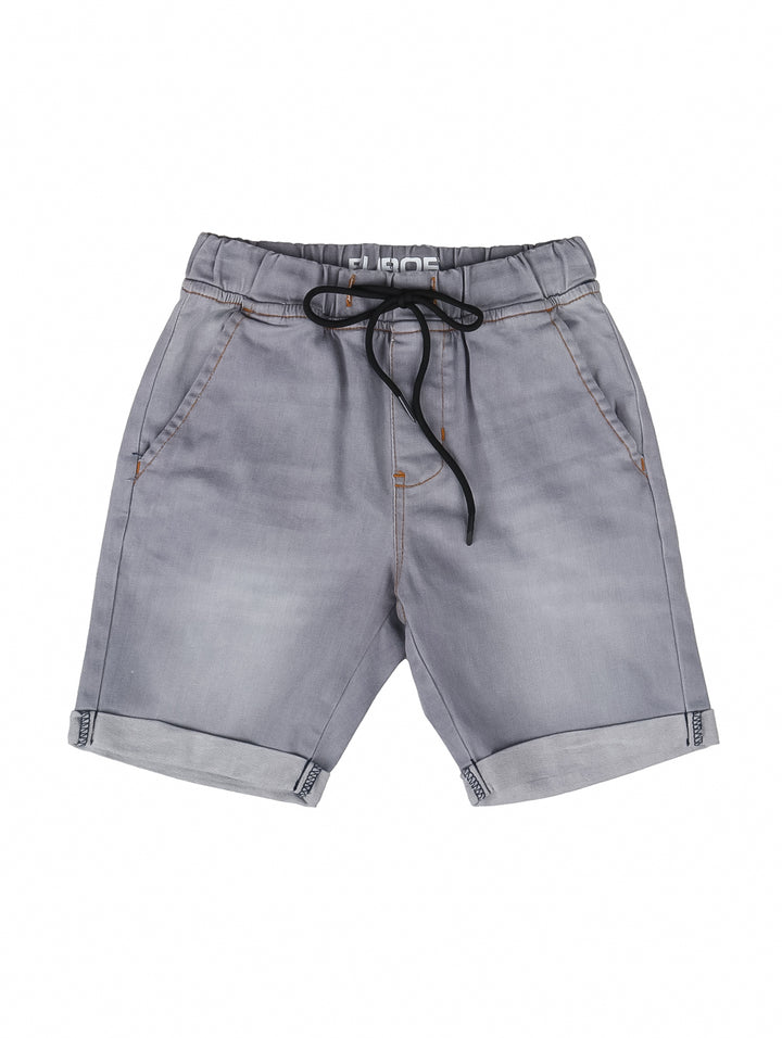 Shorts infantiles color gris con cordón negro en la cintura y dobladillo doblado.