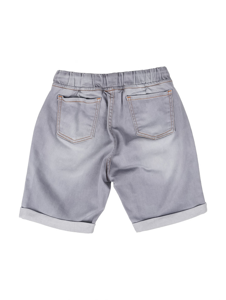 Shorts infantiles color gris con cordón negro en la cintura y dobladillo doblado.