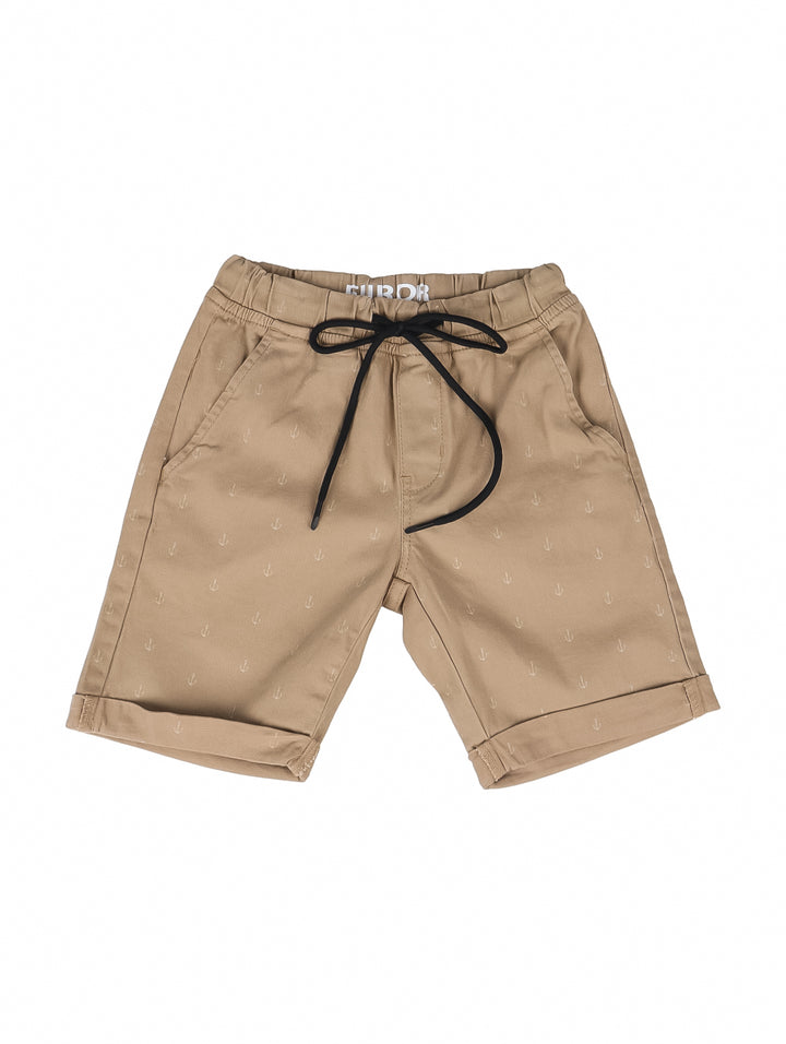 Shorts color khaki con estampado de anclas y cordón negro para niño.